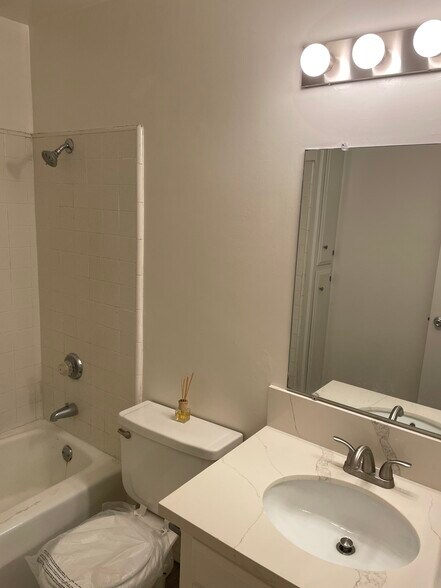 Building Photo - 519 N Francisca Ave