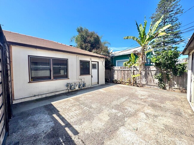 Building Photo - 4826-4832 Del Mar Avenue