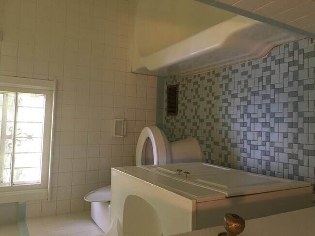 Building Photo - 4168 Loveless Dr