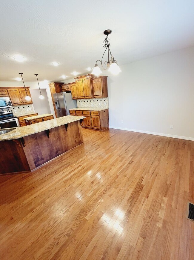 Building Photo - Prairie View Estates,  4 BR - 3 Car Garage...