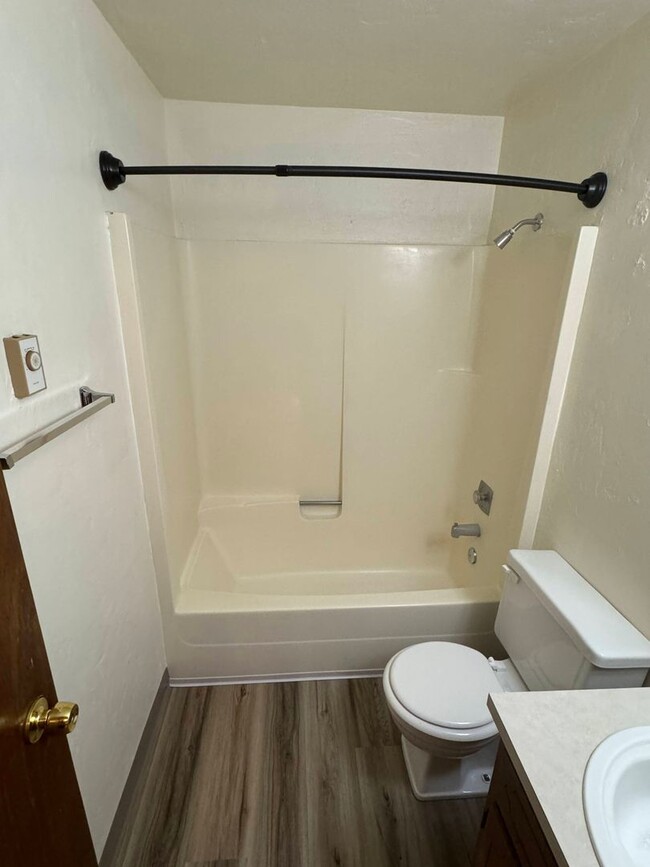 Building Photo - 2 Bedroom Duplex in Southwest Eugene