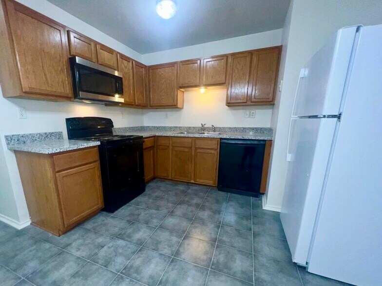 Building Photo - 3407 Barcelona Dr