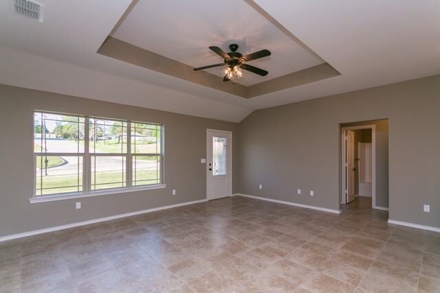 Building Photo - MOVE IN READY $200 OFF 1st month's rent -S...