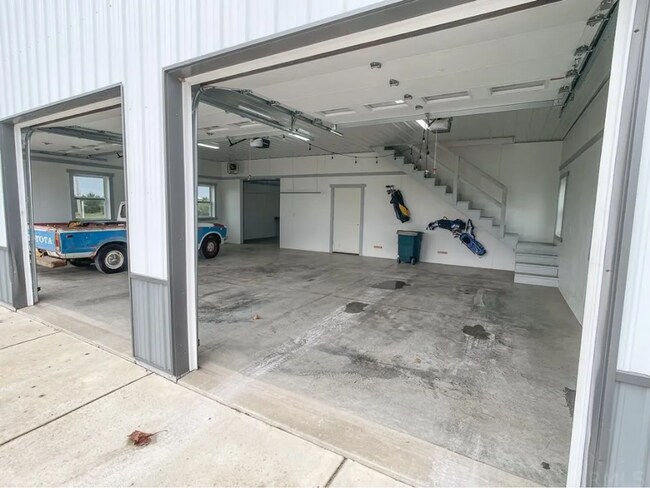 Building Photo - Single family home with BARN/SHOP - Flora, Indiana