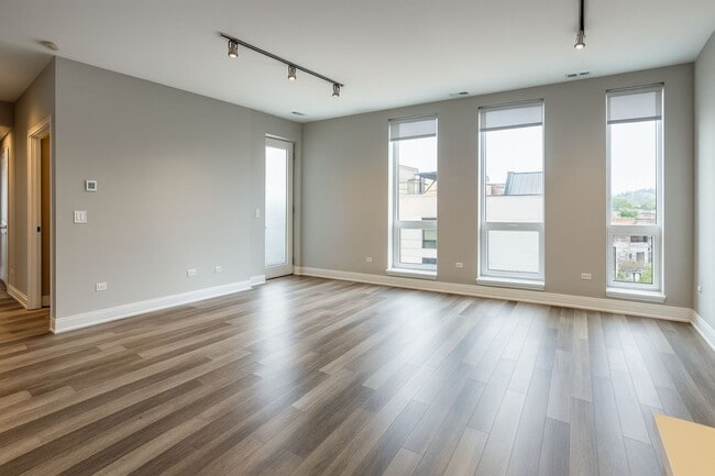 Building Photo - 1554 N Talman Ave