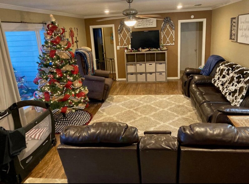Living room - 1407 Travis Street