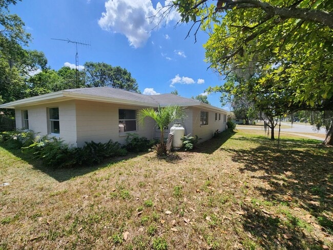 Building Photo - Bed 2 Bath, 2 car garage (SW Ocala/ Marion Oaks)