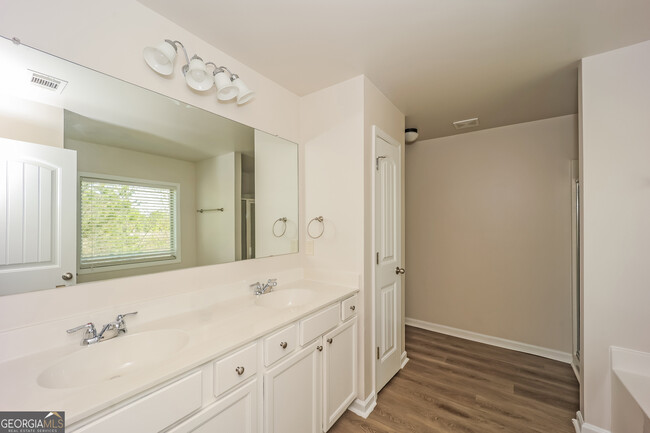 Building Photo - 561 Greyhound Ct