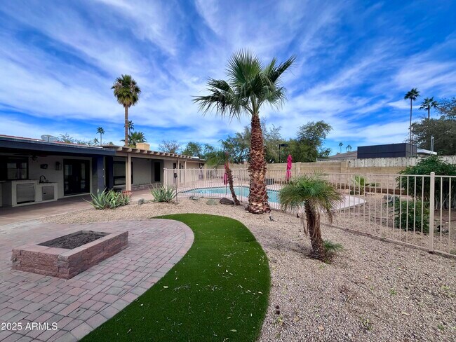 Building Photo - 2129 E Huntington Dr