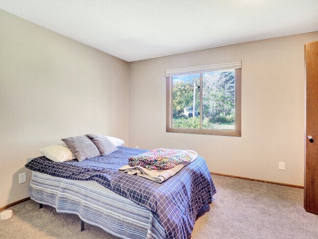 Building Photo - 3 bed Rambler on huge lot