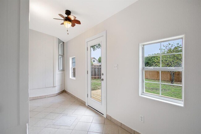 Building Photo - 809 Deercreek Ln