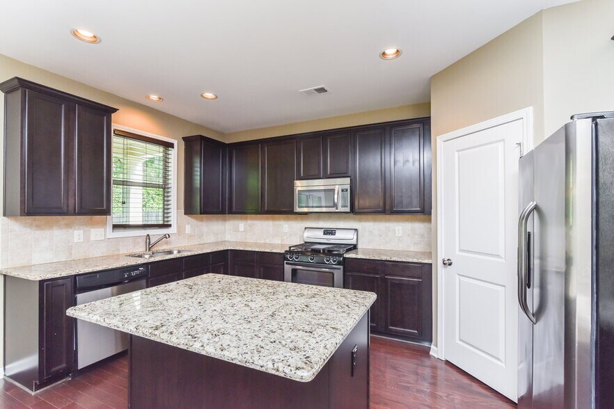 Building Photo - 1694 Maplecliff Way