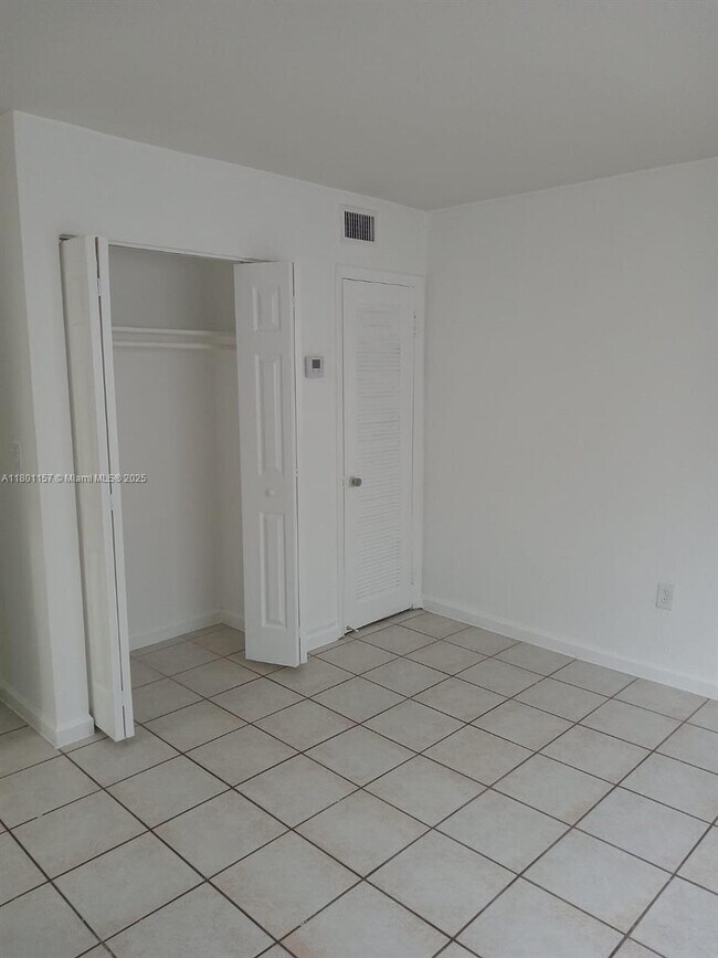 Building Photo - 1230 W 54th St