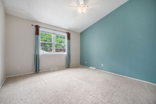 Building Photo - Welcome Home to Bristol Cove - Rare End-Unit Ranch Townhome in Centennial!