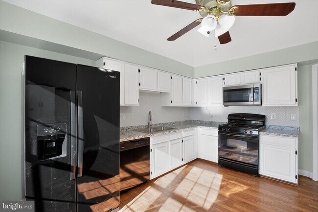 Building Photo - 5828 Ruxton Dr