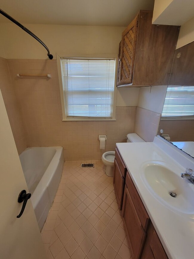 Building Photo - 3 bed in Bethany ready for new tenant!