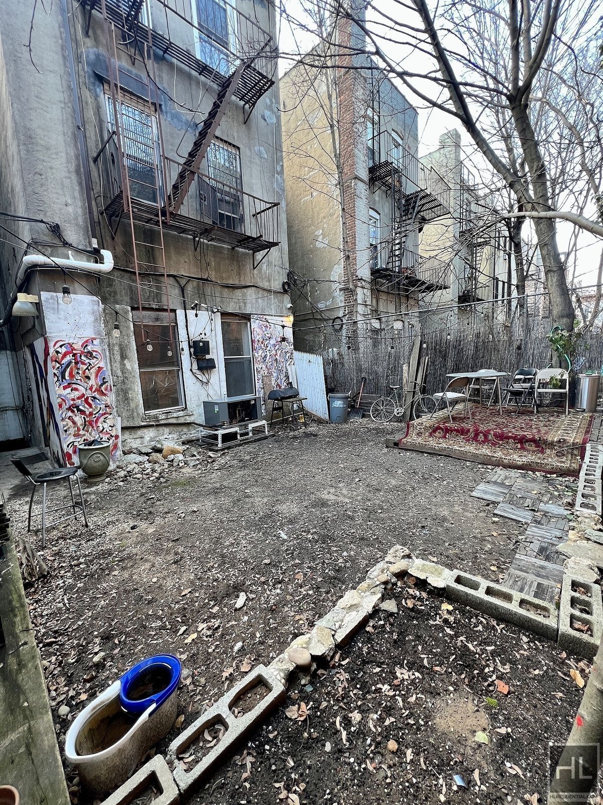 Building Photo - 3BR 1BA Massive Backyard w/ Performance Stage