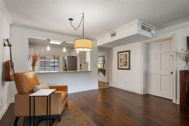 Building Photo - 104 S Interlachen Ave