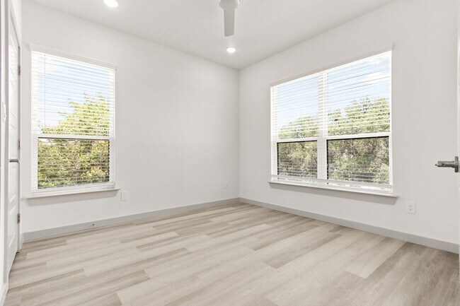 Building Photo - * MOVE IN SUMMER 7/31/2027 * 5 Bed 5.5 Bath Lubbock 1 Block to The TCU Neeley Building