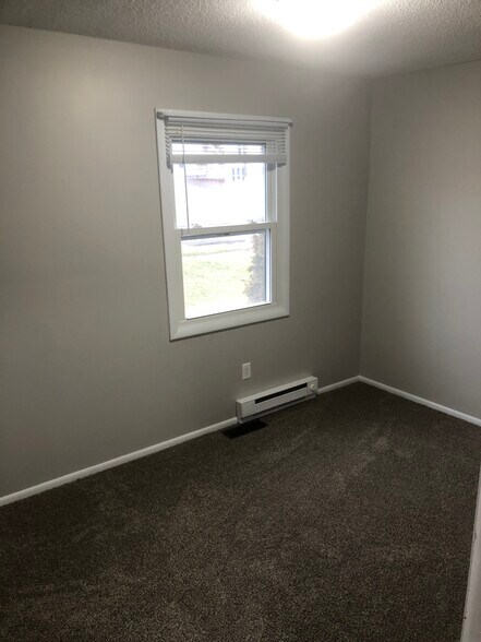 Bedroom 1 Pic 2 - 580 Maple St