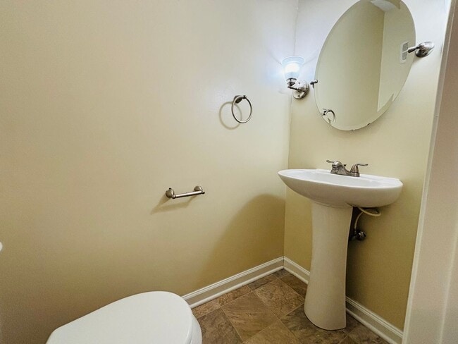 Building Photo - 3 Bedroom 1 full and 2 half bath Townhouse
