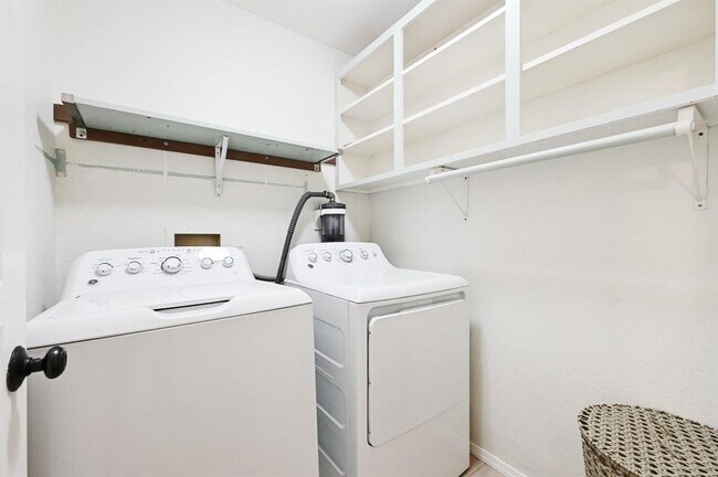 Building Photo - 1045 Hidden Hills Dr