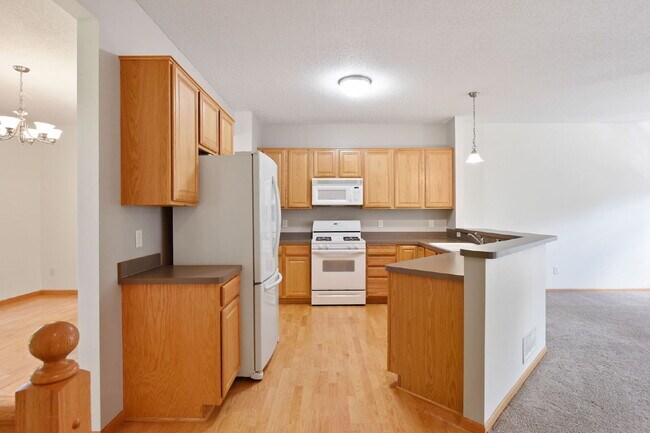 Building Photo - Charming 2-Bed Townhouse in Wayzata with Hardwood Elegance & Cozy Fireplace!