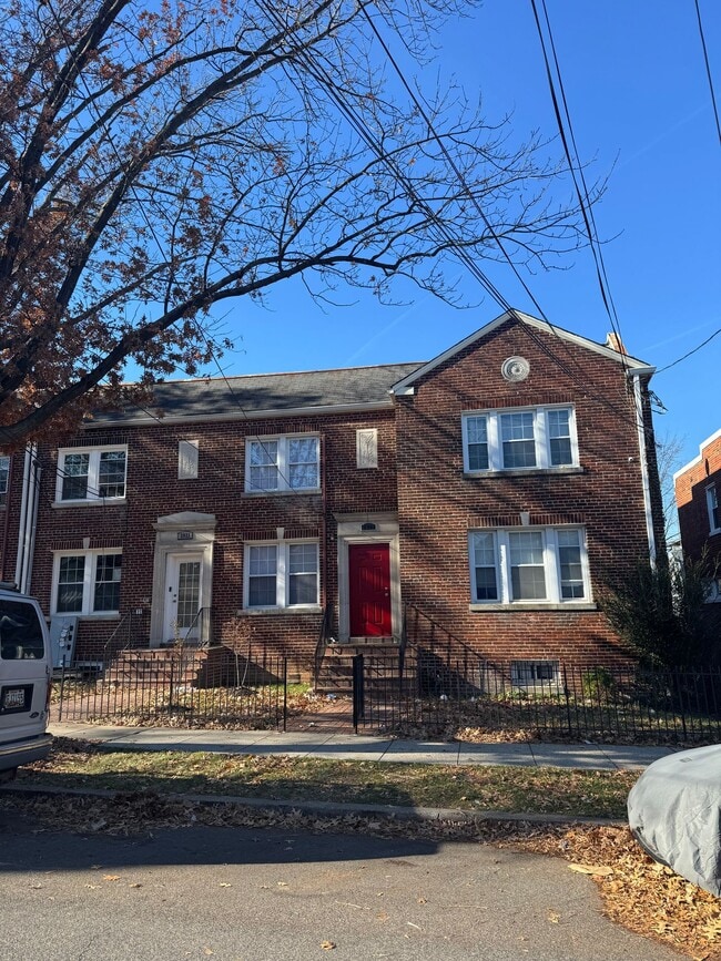 Building Photo - Move in Special! 2 Bed 1 Bath SE, DC