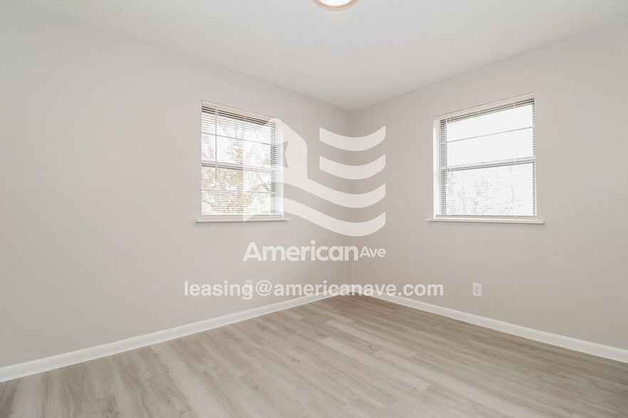 Building Photo - 121 Lindenhurst Dr