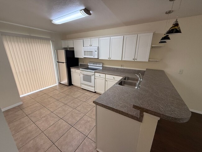 Building Photo - 2 Bed/2 Bath 1st Floor condo at Lancelot W...