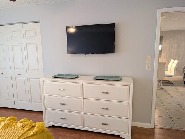 Building Photo - 6896 W Country Club Ln