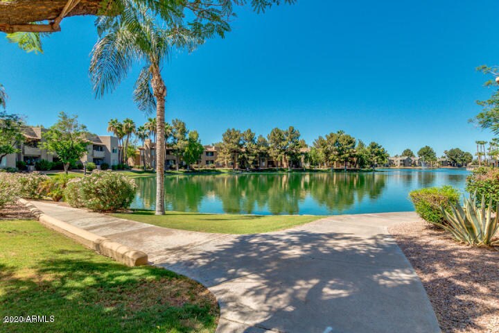 Beautifully landscaped grounds with walking paths - 1825 W Ray Rd