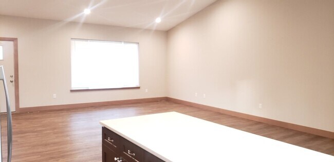 Building Photo - 1404 E 6th St