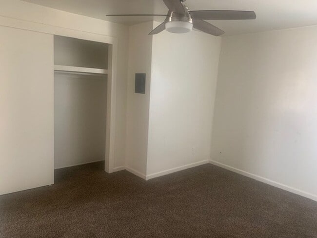 Building Photo - R8700A