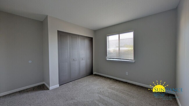 Building Photo - Expansive waterfront covered patio off this fully renovated Fort Walton Condo!