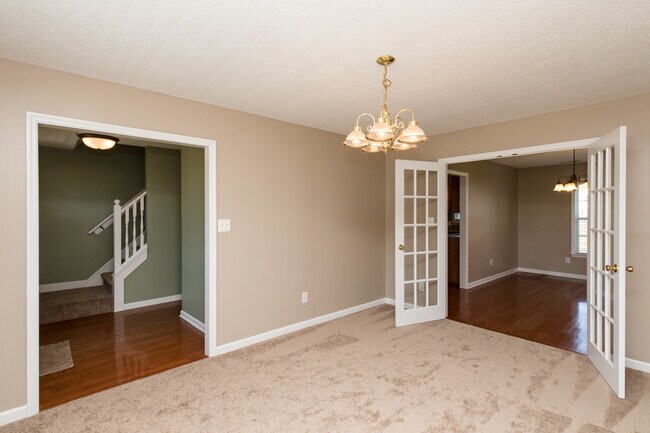 Building Photo - 4 Bedroom 2 Bath