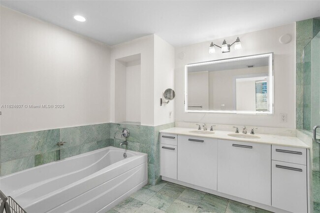 Building Photo - 1060 Brickell Ave