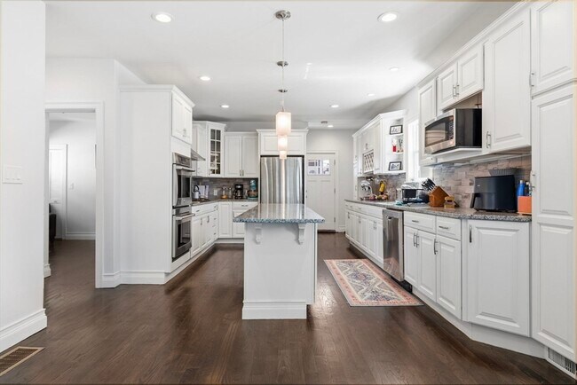 Building Photo - 67 Everett St