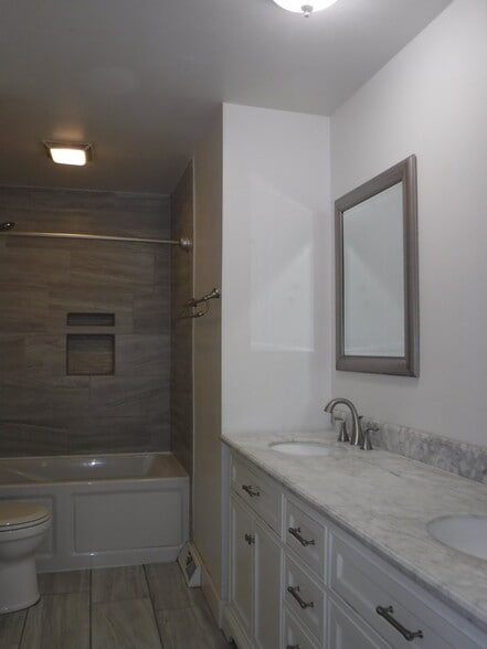 Building Photo - 4206 N 30th Ter