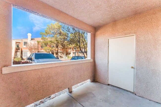 Building Photo - Spacious Updated 2-Bedroom Condo in Gated Community!