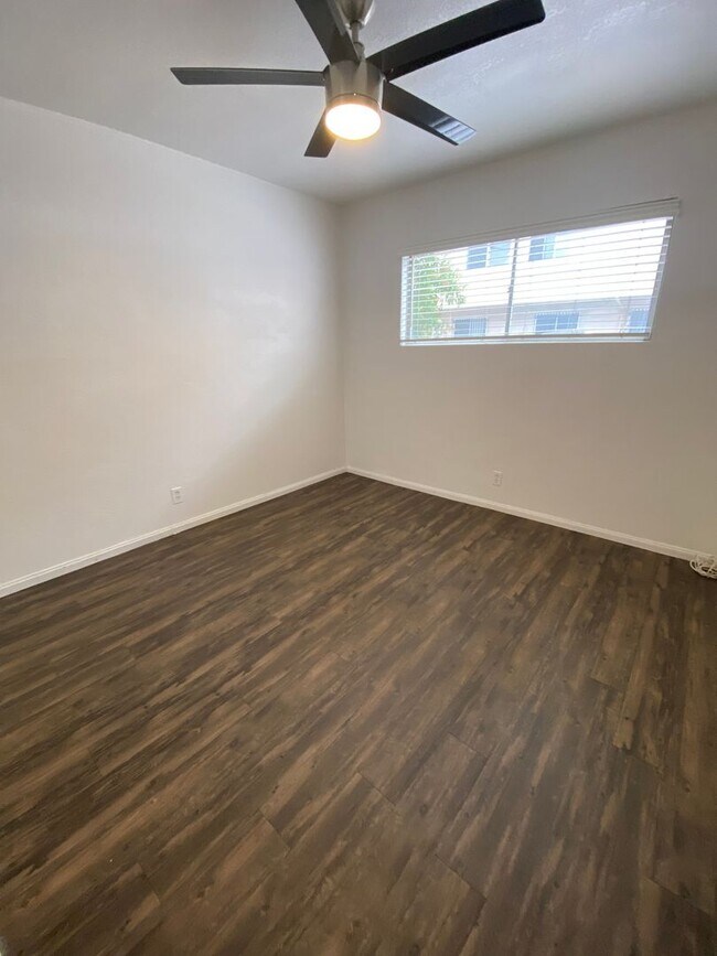 Building Photo - Cozy 2-Bedroom Apartment Just Steps from the Ocean Bluffs!