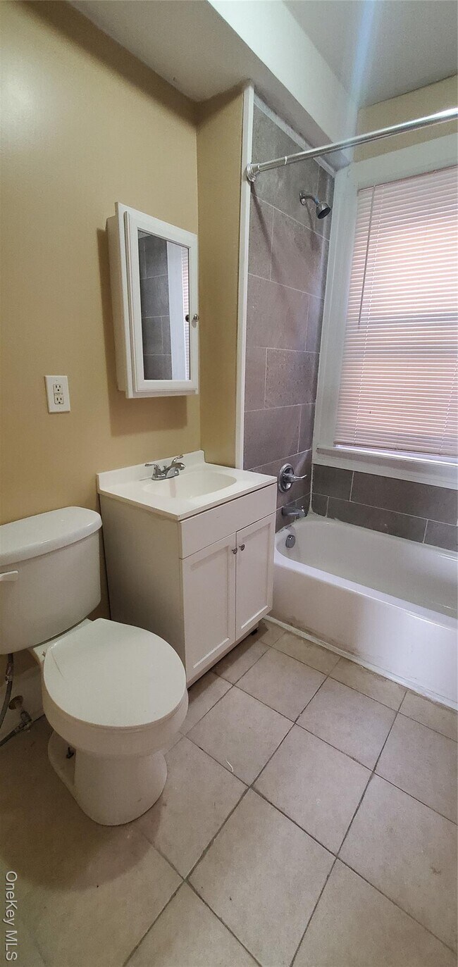 Building Photo - 197 Winnikee Ave