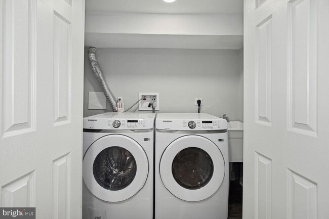 Building Photo - 10 Wendslow Rd