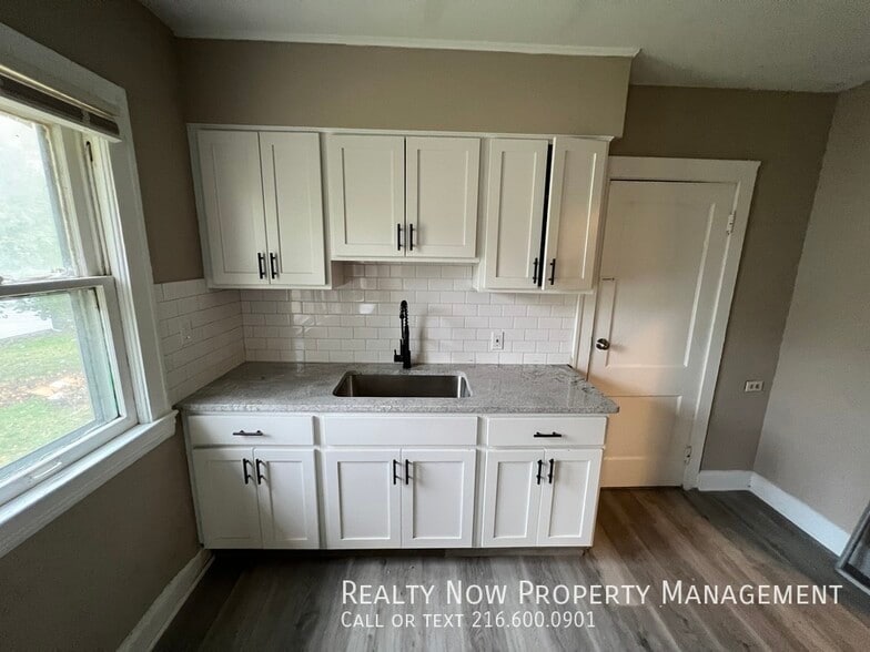 Building Photo - 3346 Desota Ave