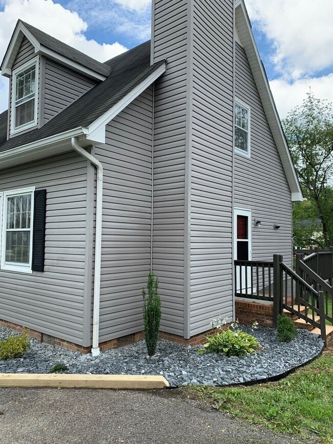 Building Photo - 208 Woodbine Dr