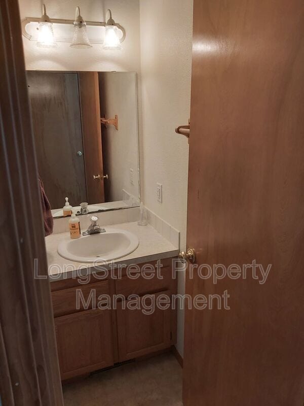 Building Photo - 1446 SW Birdie Dr