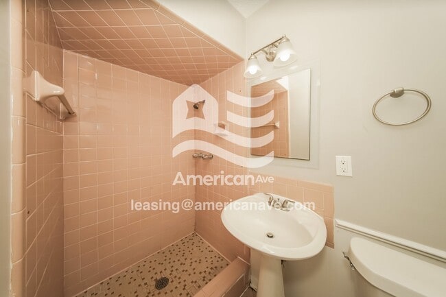 Building Photo - 920 W Idylwild Dr