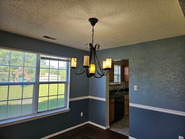 Building Photo - Oak Springs