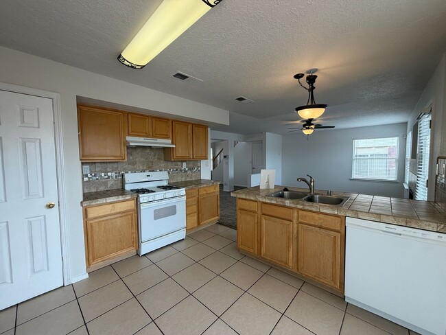Building Photo - 3 Bedroom Home Available Near Paseo Del Norte Blvd NE & Rainbow Blvd NW!