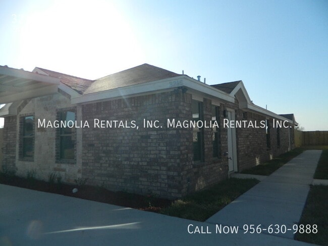 Building Photo - 3215 Luz Divina St